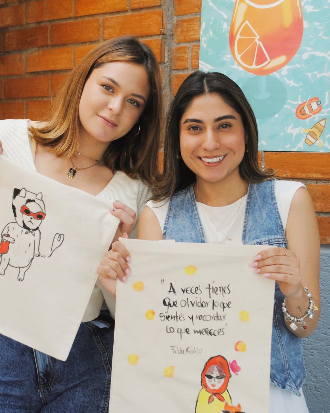 Participantes mostrando sus trabajos en taller ReConecta con tu cuerpo