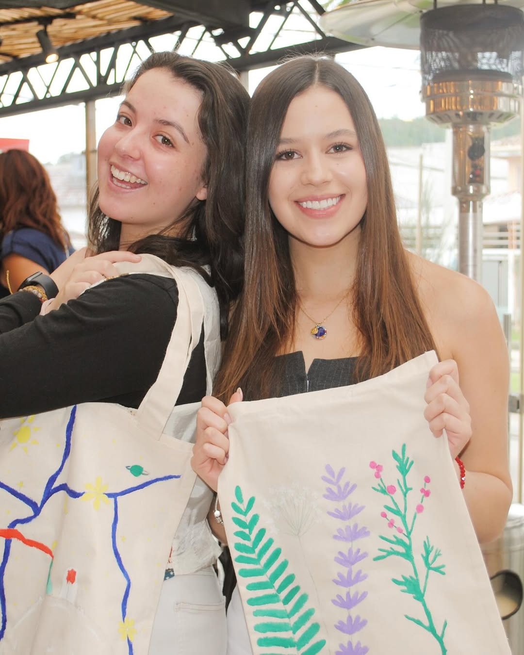 Participantes mostrando bolsas decoradas