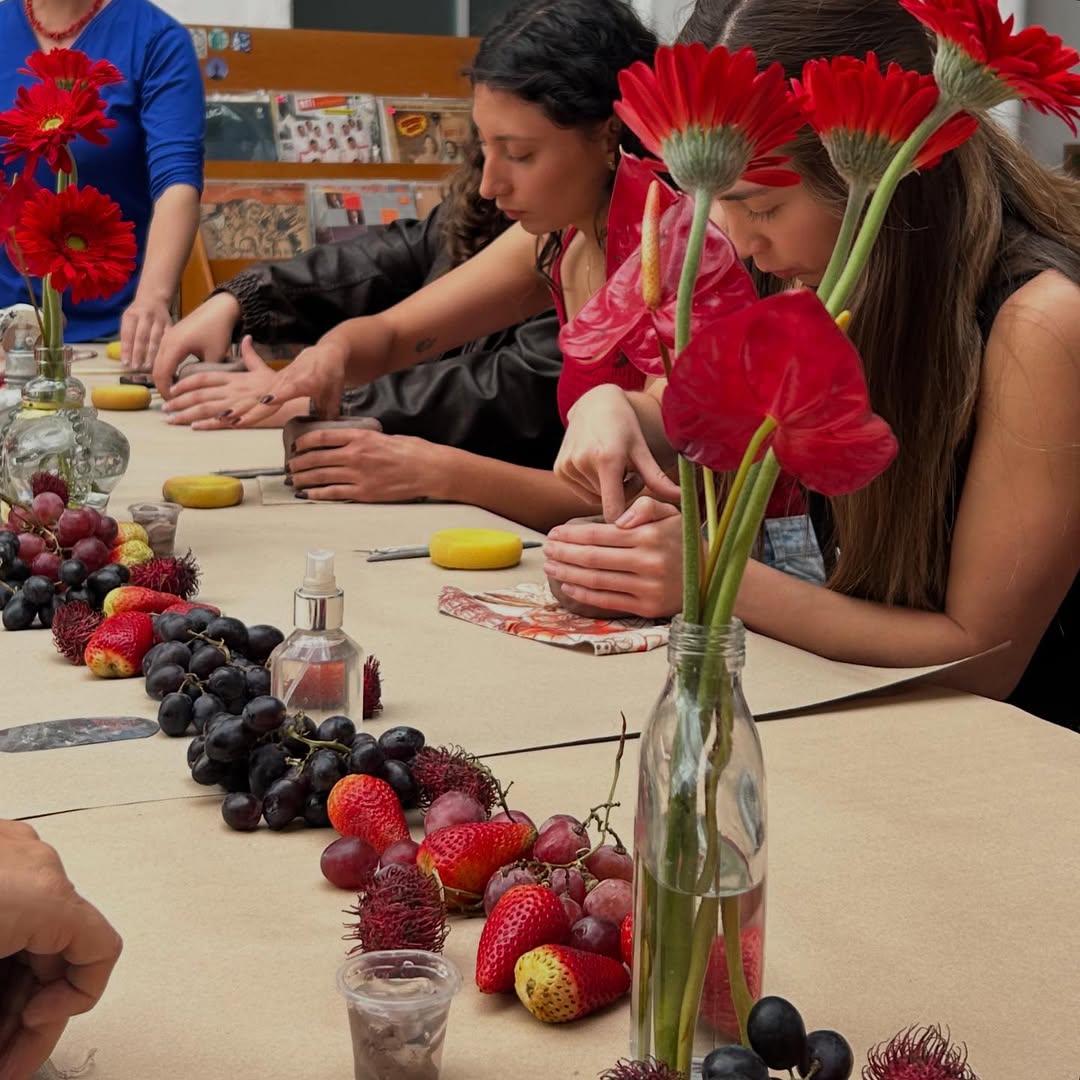 Mesa compartida con flores