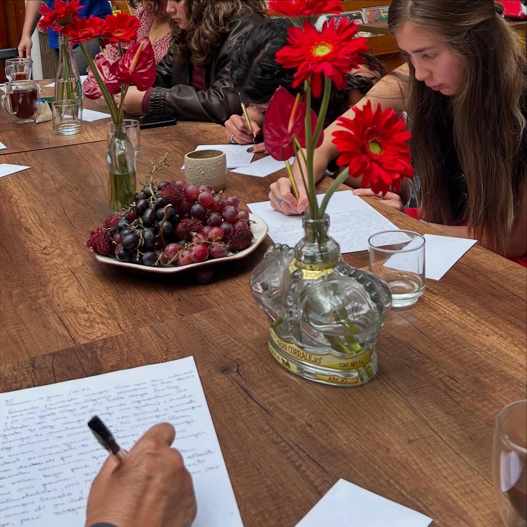 Participante escribiendo durante una actividad