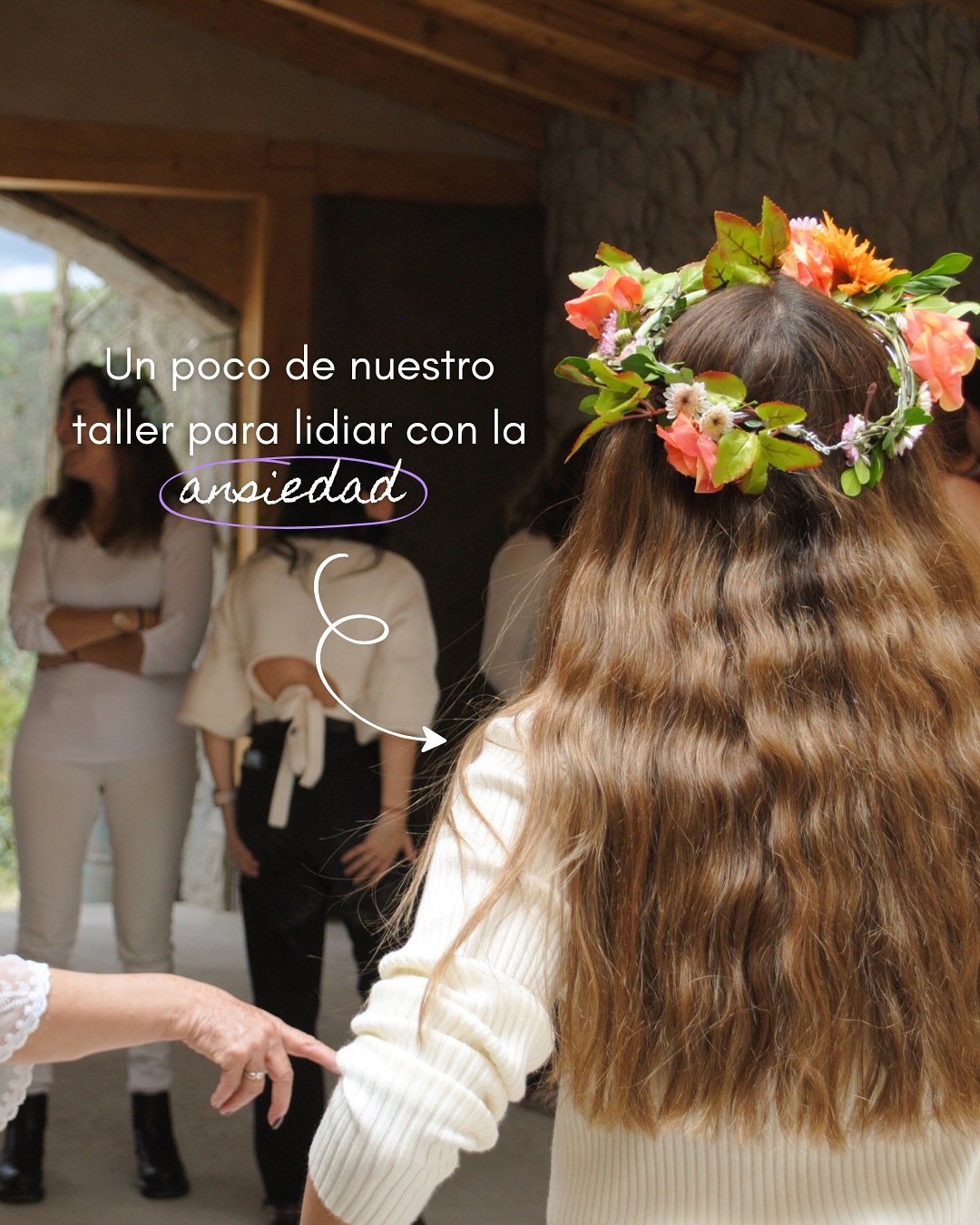 Participante en un taller de MusasConscientes con corona de flores