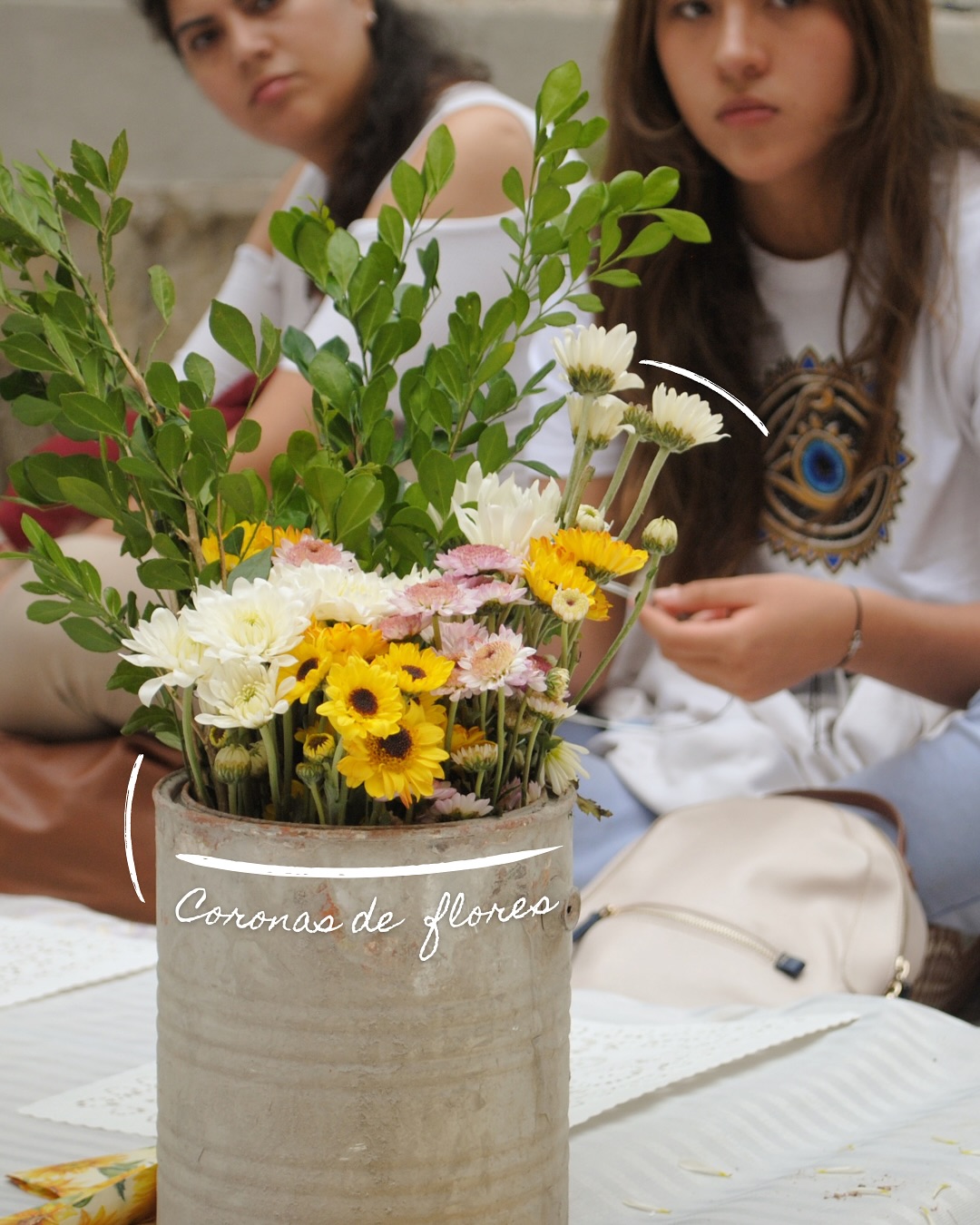 Participantes trabajando con flores
